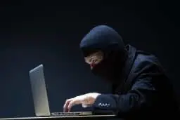 Хозяин радиостанции учил слушателей прятать детское порно
