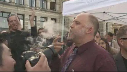 Активист в Канаде встретил легализацию, раздавая джоинты и клоны растений всем желающим